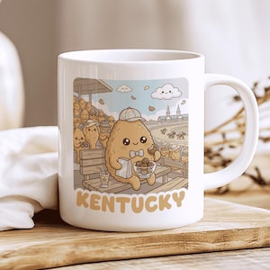 Könnte beinhalten: Weiße Keramiktasse mit einer Cartoon-Illustration eines gebratenen Hähnchen-Charakters bei einem Pferderennen. Die Figur hält eine Schüssel mit Schokoladenbonbons und ein Getränk. Das Wort "Kentucky" ist unten in braunen Buchstaben aufgedruckt.