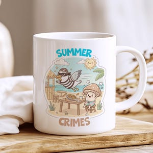 Puede incluir: Taza de cerámica blanca con una ilustración de dibujos animados. El diseño presenta las palabras "SUMMER CRIMES", un pato volador con máscara, un personaje de hongo, una escena de playa y un sol sonriente.