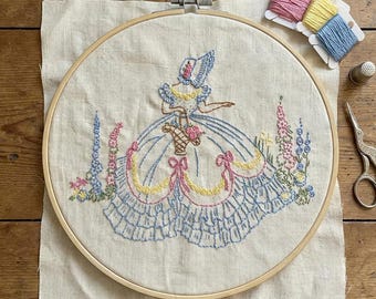 Motif de broderie vintage Crinoline Lady 1 – Motif restauré (téléchargement PDF)