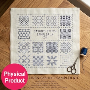 Puede incluir: Una pieza cuadrada de tela de lino color hueso con catorce patrones geométricos de bordado Sashiko en azul oscuro dispuestos en una cuadrícula. El cuadrado central contiene el texto SASHIKO STITCH SAMPLER 14 <3>. Incluye hilo azul y tijeras.