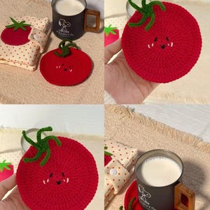 Könnte beinhalten: Eine Sammlung handgefertigter Häkelartikel, darunter ein roter Tomaten-Untersetzer mit grünem Stiel, ein passendes tomatenförmiges Täschchen und eine schwarze Tasse mit Holzgriff. Die Tasse zeigt eine Snoopy-Grafik und ist mit einer weißen Flüssigkeit gefüllt.