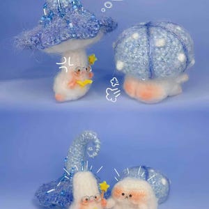 Könnte beinhalten: Handgefertigte Filzpilzfiguren in Blau- und Weißtönen. Eine Figur trägt eine Brille und hält einen Sternenstab. Die Pilze haben skurrile Ausdrücke und sind vor einem hellblauen Hintergrund platziert. Die Figuren sind skurril und niedlich.