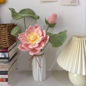 Könnte beinhalten: Ein Set aus drei Keramikbechern mit gesprenkelter, matter Oberfläche. Die Becher sind in Creme-, Hellgrau- und Dunkelgrautönen gehalten. Jeder Becher hat ein schlichtes, minimalistisches Design und einen abgerundeten Henkel.