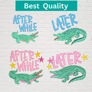 Puede incluir: Diseño con cuatro ilustraciones de caimanes verdes y las frases "AFTER WHILE" y "LATER" en letras azules y rosas. El texto tiene una fuente lúdica, con acentos de estrellas. Las palabras están en un estilo de dibujos animados.
