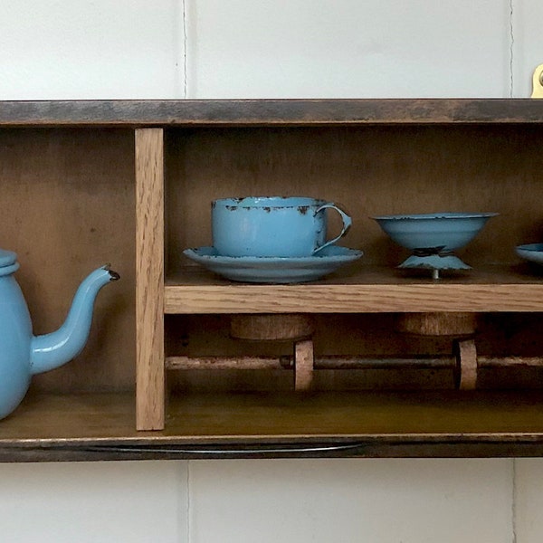Tea For Two Automata - service à thé de poupées vintage tournant dans un vieux tiroir de machine à coudre.