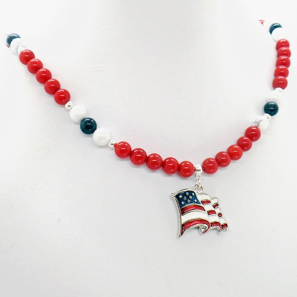 Colgante de bandera de EE. UU. con collar de piedras preciosas de dumortierita azul de howlita blanca de coral rojo GOP