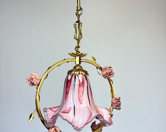 Lustre vintage italiano dos anos 1970 em vidro Murano rosa com detalhes ondulados e rosas de cerâmica.