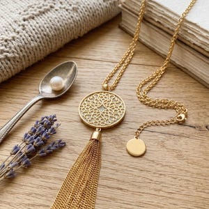 Złoty naszyjnik z frędzlami, filigranowy łańcuszek do swetra w stylu boho, minimalistyczna biżuteria o geometrycznym charakterze