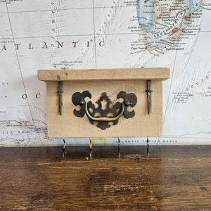 Rustic Key Hook with Reclaimed Pallet Wood