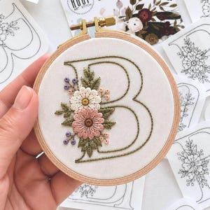 Blommigt alfabet Stick & Stitch broderimönster, vattenlöslig bokstavsöverföring för personlig DIY