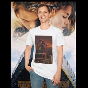 Camiseta de Deadpool y Wolverine con escena del Titanic de Marvel Rivals imagen 2