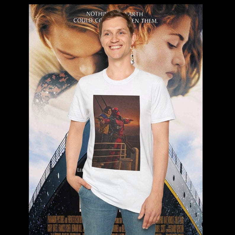 Camiseta de Deadpool y Wolverine con escena del Titanic de Marvel Rivals imagen 2