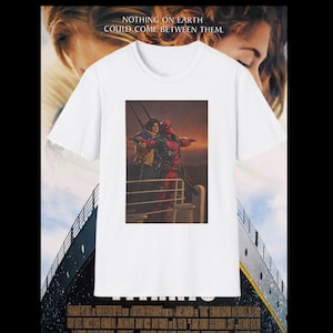Puede incluir: Camiseta blanca con una parodia del cartel de la pel&iacute;cula Titanic. El gr&aacute;fico muestra a Deadpool y a otro personaje en una pose de Titanic. El fondo incluye el cartel de la pel&iacute;cula Titanic y el texto "NOTHING ON EARTH COULD COME BETWEEN THEM."
