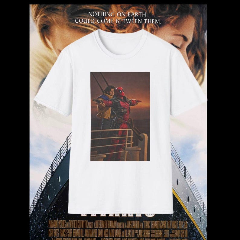 Puede incluir: Camiseta blanca con una parodia del cartel de la pel&iacute;cula Titanic. El gr&aacute;fico muestra a Deadpool y a otro personaje en una pose de Titanic. El fondo incluye el cartel de la pel&iacute;cula Titanic y el texto "NOTHING ON EARTH COULD COME BETWEEN THEM."