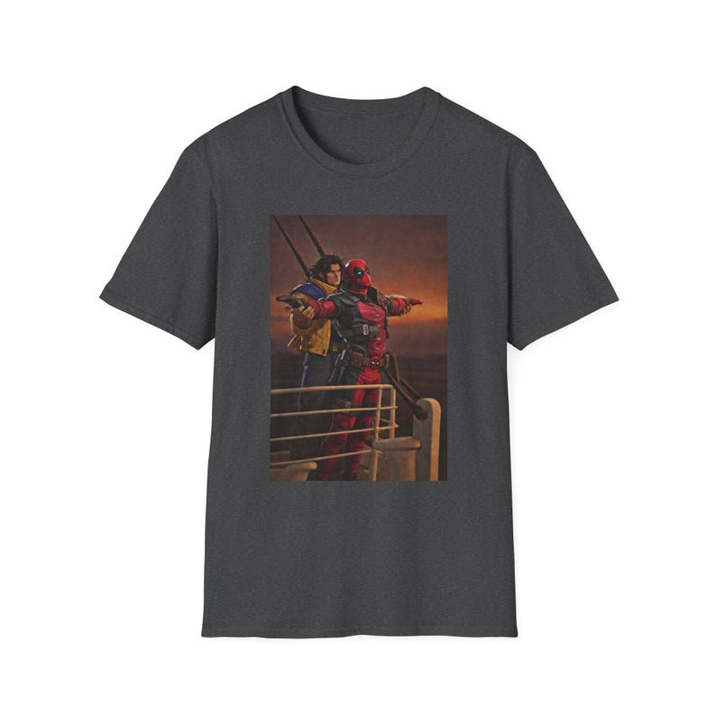 Camiseta de Deadpool y Wolverine con escena del Titanic de Marvel Rivals imagen 11