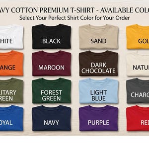 Puede incluir: Una exhibici&oacute;n de camisetas premium de algod&oacute;n grueso en varios colores. Los colores incluyen blanco, negro, arena, dorado, naranja, granate, chocolate oscuro, natural, verde militar, verde bosque, azul claro, carb&oacute;n, real, marino, morado y rojo.