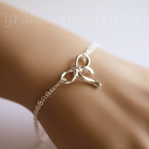 Bracciale fiocco in argento sterling, bracciale nodo in argento, fare il nodo, regalo di gioielli per feste nuziali, sorellanza, regalo di laurea, biglietto di auguri personalizzato