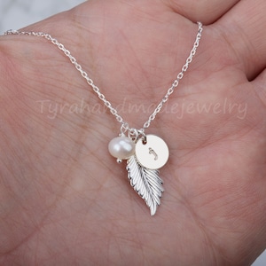 Feder erste Armband, personalisierte Brautjungfer Geschenk, benutzerdefinierte Schrift Monogramm, HandStempel erste Blatt, Hochzeit Schmuck Geschenk, benutzerdefinierte Schmuck-Karte