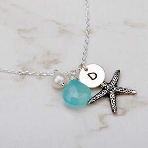 Seestern Halskette personalisiert mit Initialstein, Monogramm Schmuck, Brautjungferngeschenk, Geburtstagsgeschenk, Strandthema Hochzeit, individuelle Notizkarte