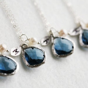 Set van 5, bruidsmeisje geschenk, Initialed blad ketting, aangepaste birthstone in omlijsting, aangepaste monogram, gepersonaliseerde huwelijksgeschenk, persoonlijke opmerking kaart