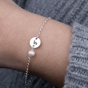 Bridesmaid Gifts,Initial pearl Bracelet,Pearl bracelet,gift for mom,mother bracelet,personalized monogram bracelet image 3