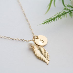 Collier initial en or, collier de plumes, monogramme de police personnalisé, pierre de naissance personnalisée, estampé à la main, bijoux de mariage, cadeau de demoiselle d'honneur, carte de correspondance personnalisée