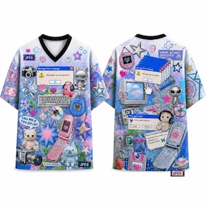 Puede incluir: Una camiseta de manga corta con cuello en V y un estampado de collage inspirado en los años 2000. Los gráficos incluyen un teléfono plegable rosa, un monitor de computadora, un teclado, una mascota digital, una cámara, un oso de peluche y ventanas emergentes con texto como "Remember, you are beautiful."