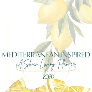 Könnte beinhalten: Ein Planer-Cover im Aquarellstil mit mediterranem Thema. Das Design zeigt gelbe Zitronen, grüne Blätter und den Text "Mediterranean Inspired A Slow Living Planner 2026" in eleganter Schrift.
