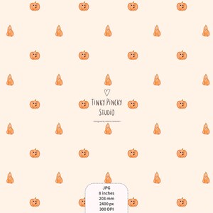 Puede incluir: Un patrón repetitivo de pequeñas calabazas naranjas sobre un fondo crema claro. Las calabazas presentan rostros dibujados a mano. El texto centrado dice Tinky Pincky Studio con un icono de corazón. Un cuadro en la parte inferior muestra JPG, 8 inches, 203 mm, 2400 px, 300 DPI.