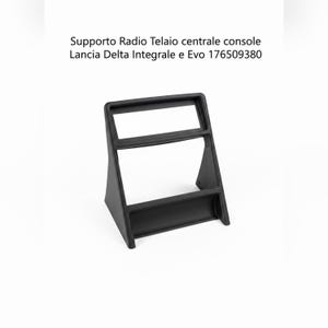 Può includere: Un telaio nero per autoradio con il testo "Supporto Radio Telaio centrale console Lancia Delta Integrale e Evo 176509380". Il telaio ha una forma rettangolare con due aperture e una base di supporto.