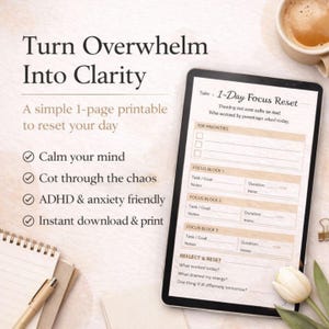 Może przedstawiać: Cyfrowy planer na tablecie z tekstem "Turn Overwhelm Into Clarity". Planer zawiera sekcje dotyczące codziennego skupienia, priorytetów i refleksji. Widoczna jest również filiżanka kawy i notatnik.