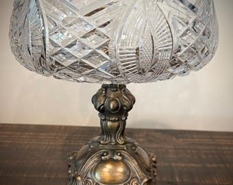 Compota de cristal tallado de estilo victoriano antiguo sobre pedestal de latón ornamentado.