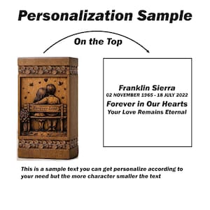 Puede incluir: Una urna de madera con un relieve tallado de una pareja en un banco, con las palabras "Forever Love". Tambi&eacute;n aparece el texto "Personalization Sample" y una inscripci&oacute;n de muestra. Es un art&iacute;culo conmemorativo.