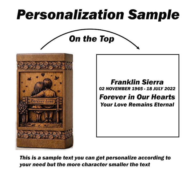 Puede incluir: Una urna de madera con un relieve tallado de una pareja en un banco, con las palabras "Forever Love". Tambi&eacute;n aparece el texto "Personalization Sample" y una inscripci&oacute;n de muestra. Es un art&iacute;culo conmemorativo.