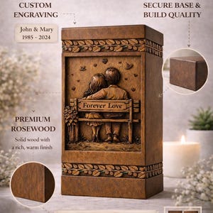 Puede incluir: Urna conmemorativa personalizada y artesanal de madera de palisandro de primera calidad. La urna marr&oacute;n presenta un panel tallado con una pareja en un banco y la inscripci&oacute;n "Forever Love". Incluye grabado personalizado.