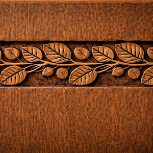 Puede incluir: Primer plano de una superficie de madera con un dise&ntilde;o tallado de hojas y vides. Las hojas est&aacute;n detalladas con vetas visibles, y la madera tiene un tono marr&oacute;n c&aacute;lido. La talla forma un borde decorativo.