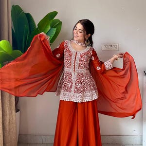 Traje de palazzo de georgette color naranja óxido para mujer / Conjunto de kurti con abertura frontal y trasera y bordado de lentejuelas
