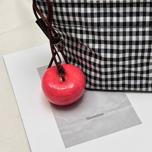 Porte-clés forme main pomme rouge en argile, breloque sac à dos minimaliste, accessoire cordon en cuir, cadeau enseignant