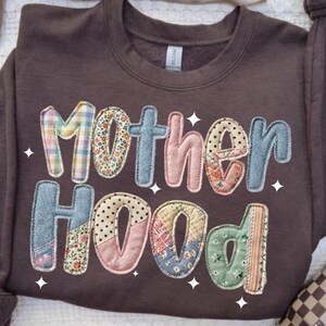 Motherhood patchwork png, patchwork letters, mama patchwork, vintage bloemenquiltstijl, trendy moederschap png