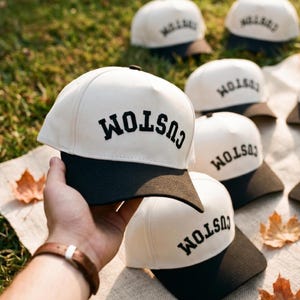 Personlig upp-och-nervänd basebollkeps, specialbroderad tvåfärgad hatt, specialdesignad namnlogotyp, fritidskeps
