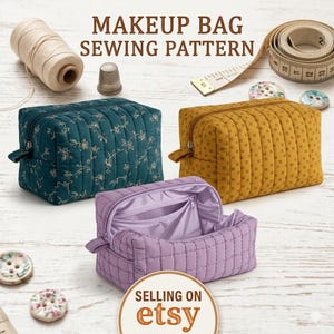 Op de afbeelding: Afbeelding van drie gewatteerde make-up tassen in teal, mosterdgeel en lavendel. De teal tas heeft bloemenborduurwerk, de mosterd tas heeft een klein vierkant patroon en de lavendel tas is open. Tekst: "MAKEUP BAG SEWING PATTERN".