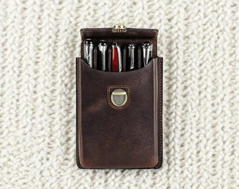 Étui à stylos en cuir fait main | Plume avec fermeture en laiton pour 5 stylos | Porte-stylo en cuir avec plateau amovible | Enseignant, cadeau étudiant