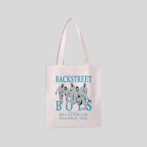 Puede incluir: Un bolso tote de color rosa claro con el texto "BACKSTREET BOYS" en azul claro y una foto del grupo. Debajo del nombre de la banda está "INTO THE MILLENNIUM Düsseldorf 2026" en azul claro.