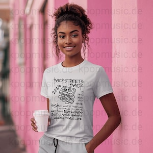 Puede incluir: Camiseta blanca con el texto "Backstreets Back 2020" y un diseño de cinta de cassette. Texto adicional incluye letras de canciones y nombres. Camiseta de estilo casual.