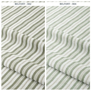 Könnte beinhalten: Zwei Stoffmuster mit Streifenmuster. Die Streifen wechseln sich in Hellgrün und Off-White ab. Der Stoff ist gefaltet und zeigt die Textur und den Fall des Materials. Die Texte "BELFORT - 002" und "BELFORT - 004" sind sichtbar.
