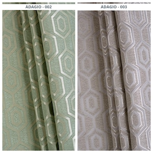 Peut inclure: Deux panneaux de tissu avec un motif géométrique. Le panneau de gauche est vert clair avec un motif géométrique argenté. Le panneau de droite est beige clair avec un motif géométrique argenté. Le texte "ADAGIO - 002" et "ADAGIO - 003" est visible.