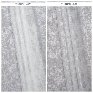 Può includere: Due pannelli di tessuto strutturato, uno bianco e uno grigio, con un motivo macchiato e invecchiato. Il tessuto è drappeggiato, mostrando pieghe e variazioni di luce e ombra. Il testo "THRUSH - 001" e "THRUSH - 007" sono visibili.