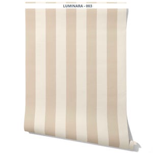 Könnte beinhalten: Eine Tapetenrolle mit vertikalen Streifen in abwechselnden Beige- und Cremetönen. Am oberen Rand der Tapete ist der Text LUMINARA - 003 in einer dunklen Schrift zu sehen. Das Design besteht aus durchgehenden, vertikal verlaufenden Linien.