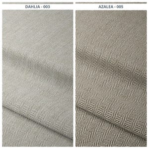 Puede incluir: Dos muestras de tela con un patrón de espiga. La muestra de la izquierda está etiquetada como "DAHLIA - 003" y es de color gris claro. La muestra de la derecha está etiquetada como "AZALEA - 005" y es de color gris más oscuro.