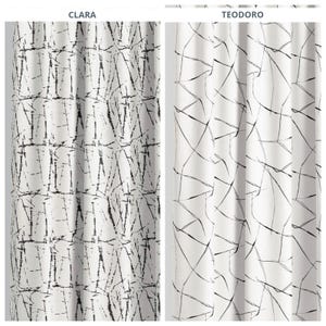 Op de afbeelding: Twee witte gordijnen met zwarte abstracte lijnontwerpen. Het linker gordijn is gelabeld "CLARA" en heeft een dichter patroon. Het rechter gordijn, gelabeld "TEODORO", heeft een schaarser, meer geometrisch ontwerp.